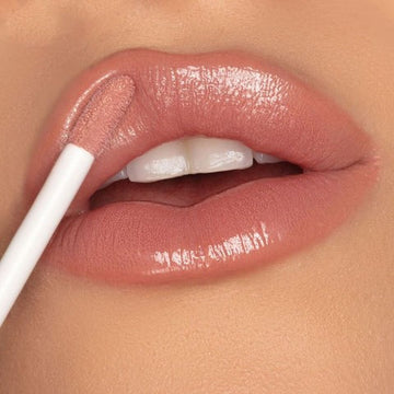 Top 5 Benefits of Using Matte Lip Glosses for Everyday Wear